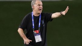 Bielsa choc in conferenza: bugiardi e collusi, giornalista si alza e se ne va, tutto l’Uruguay a rischio squalifica