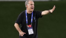 Bielsa choc in conferenza: bugiardi e collusi, giornalista si alza e se ne va, tutto l’Uruguay a rischio squalifica