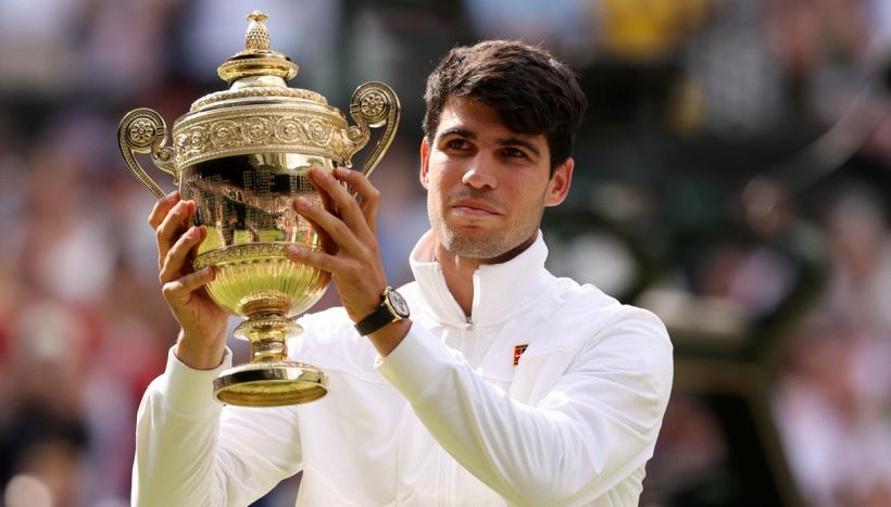 Wimbledon, Alcaraz si conferma Re: Djokovic battuto in tre set nel tempio londinese