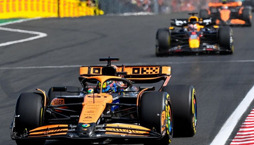 F1 GP Ungheria: Piastri vince su Norris, polemica in casa McLaren, podio Hamilton, quarto Leclerc. Furia Verstappen