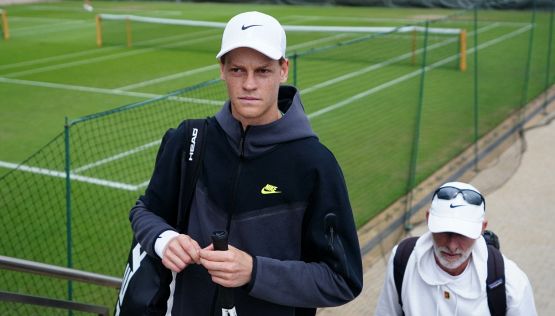 Wimbledon, Sinner si prepara al debutto con Hanfmann e lancia il suo sito web tra carote, spaghetti e caffè