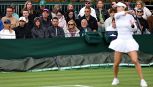 Sinner e Kalinskaya, sorrisi e complicità a Wimbledon: la russa supera Panna Udvardy e rinuncia alle Olimpiadi
