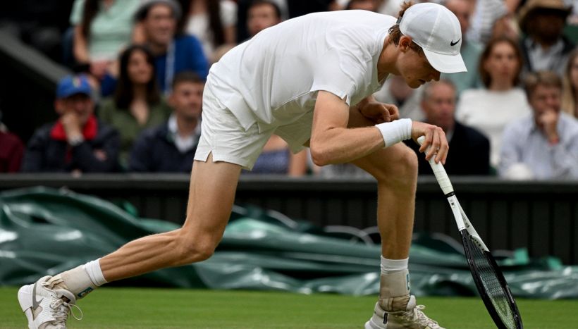 Wimbledon, Sinner: l’ipotesi ritiro e le condizioni contro Medvedev. Alcaraz non sbaglia e arrivano critiche