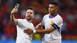 Euro2024, Spagna-Francia: l’invasione di campo e la corsa per un selfie con Mbappé