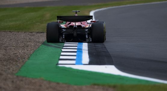 F1, Silverstone, dilemma Ferrari sugli aggiornamenti. Ma Leclerc e Sainz: "McLaren superiore"