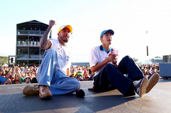 F1, Hamilton e Russell soffrono ed esultano con i tifosi per la vittoria dell'Inghilterra sulla Svizzera a Euro 2024