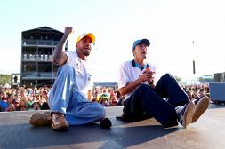 F1, Hamilton e Russell soffrono ed esultano con i tifosi per la vittoria dell'Inghilterra sulla Svizzera a Euro 2024