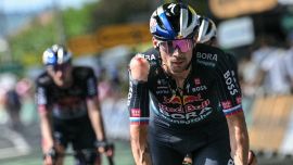 Ciclismo, la maledizione di Roglic: l'ennesima caduta gli costa il 'sogno' giallo. E la Red Bull ora pensa a Evenepoel