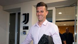 Juve, Thiago Motta arrivato alla Continassa: sorridente, l’italo-brasiliano inizia la sua avventura bianconera