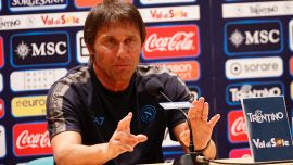 Napoli, Conte rifiuta il ruolo di favorito: i tifosi di Inter e Juventus all’attacco: “Maniavantismo già visto”