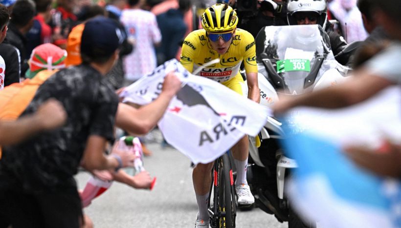 Tour de France, il gesto contro Pogacar e Vingegaard: arrestato il tifoso assalitore. La richiesta del gruppo
