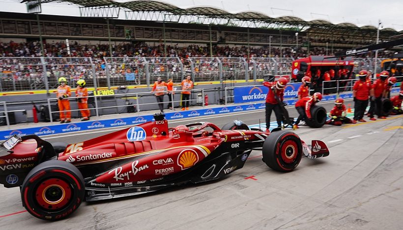 F1 Gp d’Ungheria, il clamoroso incidente ai box di Leclerc. Social impietosi: “Almeno non è colpa della Ferrari”
