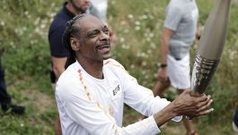 Olimpiadi, Snoop Dogg tedoforo da multiverso: perché il rapper americano ha portato la torcia di Parigi 2024