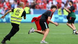 Parigi 2024, Argentina-Marocco: invasione di campo e lancio di oggetti, scatta subito l'allarme sicurezza