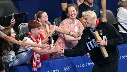 Parigi 2024: Martinenghi oro e show, bacio ad Adelaide e saluti al pubblico. Peaty, abbracio al figlio e lacrime