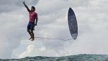 Surf, Gabriel Medina è l’uomo volante delle Olimpiadi: scatto spettacolare da Tahiti, parla il fotografo Brouillet