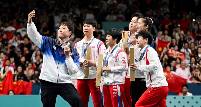 Parigi 2024, coreani del Sud e del Nord insieme sul podio: il selfie olimpico fa il giro del mondo
