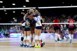 Olimpiadi, Egonu e il bacio a Moki De Gennaro: cos'è successo dopo il 3-1 dell’Italvolley alle dominicane