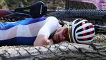 Parigi 2024, che spavento per la ciclista Loana Lecomte: cade e batte la testa, immagini choc