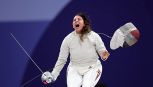 Olimpiadi, Nada Hafez incinta di 7 mesi compie l'impresa: l'incredibile storia della schermitrice egiziana