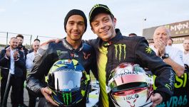 F1, Hamilton sbarca in MotoGP: il pilota Ferrari vuole comprare il Team Gresini. Quel test con Valentino Rossi