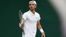 Wimbledon, Nardi travolto da Etcheverry. Musetti e Darderi, rimonte vincenti. Bellucci ko.