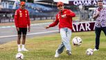 F1 Silverstone, Ferrari: Leclerc e Sainz si danno al calcio, palleggi e tiri in porta prima di andare in pista