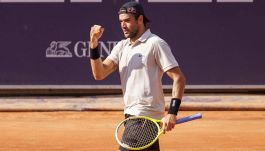 Tennis, Berrettini a Kitzbuhel batte Kotov che balla la Carrà: Fognini vince lo scontro generazionale a Umago