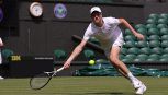 Sinner-Hanfmann diretta live Wimbledon: l'altoatesino indossa lo smoking bianco e prova a partire col piede giusto