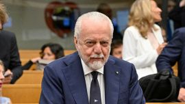 Napoli, Hermoso più lontano: De Laurentiis risponde male a un tifoso e alimenta le speranze del Milan