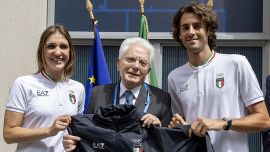 Parigi 2024, Mattarella al Villaggio olimpico. Selfie, battute e la richiesta agli azzurri: “Fateci sentire l’inno”