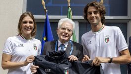 Parigi 2024, Mattarella al Villaggio olimpico. Selfie, battute e la richiesta agli azzurri: “Fateci sentire l’inno”