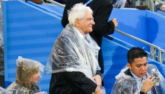 Parigi 2024: Mattarella stoico sfida la pioggia durante la cerimonia di apertura, immagini virali