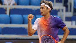 Tennis, ATP 250 Umago: Cobolli strapazza Navone e punta al derby con Musetti. Sonego: vittoria maratona e polemiche