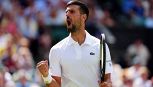 Wimbledon, Djokovic fatica ma avanza e sorride: Hurkacz si ritira per infortunio e spiana la strada a Nole