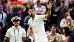 Wimbledon: Djokovic annienta Rune, poi attacca duramente il pubblico londinese a cui lancia la sfida