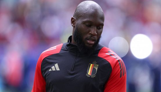 Lukaku fa arrabbiare i tifosi di Inter e Roma: cancellate tutte le foto con le sue ex squadre