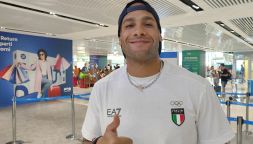 Olimpiadi, Jacobs a Parigi: selfie e sorrisi a Fiumicino, ecco quando corre Marcell