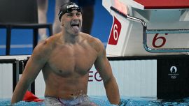 Nuoto, Martinenghi primo oro Italia: 'Ma l'inno non lo canto'. Ceccon e il segreto dei peli, Pilato piange
