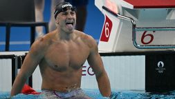 Nuoto, Martinenghi primo oro Italia: "Ma l'inno non lo canto". Ceccon e il segreto dei peli, Pilato piange