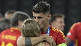 Morata assente alle nozze di Dybala, scoppia il caso: la moglie Alice spiega il motivo e replica a un'utente