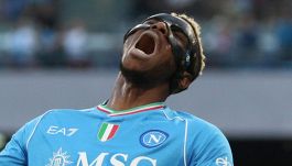 Il Napoli saluta Osimhen e accoglie Arthur: arriva in prestito secco dalla Juventus