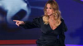 A Notti Europee Paola Ferrari show tra i capelli di Mazzocchi, Antinelli versione famiglia Addams e l'hobby di notte