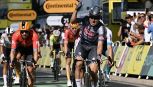 Tour de France, 16a tappa: Girmay cade e lascia strada a Philipsen, che pareggia i conti delle volate