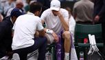 Malessere per Sinner a Wimbledon, esce dopo l'ingresso del fisioterapista: ansia per Jannik, match contro Medved sospeso