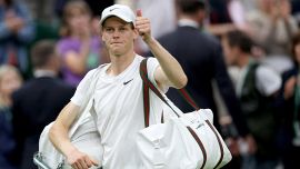 Sinner e l'uscita di scena dolorosa da Wimbledon: il malore, i dubbi e il piano Olimpiadi. E il numero 1 in classifica