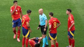 Spagna-Germania, moviola: l’arbitro perde la testa, mancano un rosso e un rigore ma ci sono 15 gialli. Disastro Var