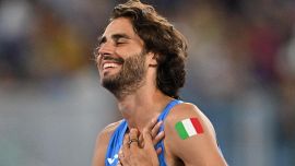 Tamberi prima di Parigi passa per Ancona. E il suo corpo magrissimo 'spacca' il web