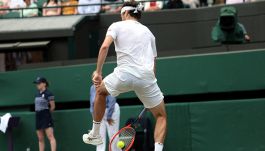 Il tweener di Fritz che fa divertire il pubblico di Wimbledon contro Musetti ai quarti