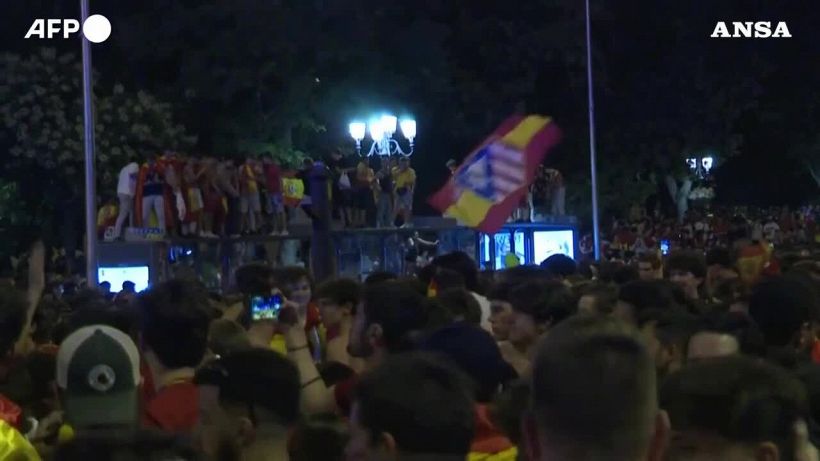 Euro 2024, Madrid: gli spagnoli festeggiano la vittoria in piazza Cibeles